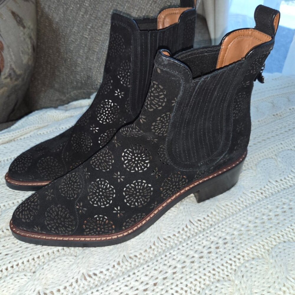 NWOT Coach Bowery Chelsea Boot with Cut Out Tea Rose.  Black, size 10